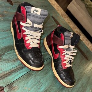 Nike North Dunks “North Varsity” Make Offer